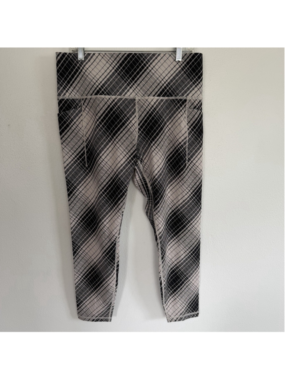 Athleta Salutation Stash Pocket Textured Tight Leggings XL Black White Argyle